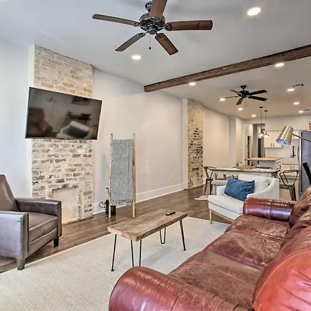 Chic Escape With Furnished Deck Walk To Cafes! Villa